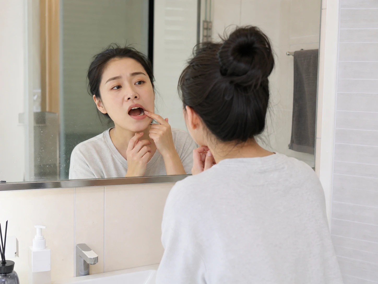 어금니 잇몸 부음 증상을 관찰하고 기록하는 상황